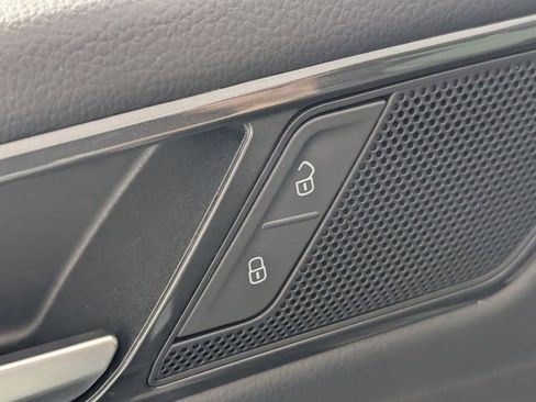 Used 2024 Volkswagen Tiguan SE image 11