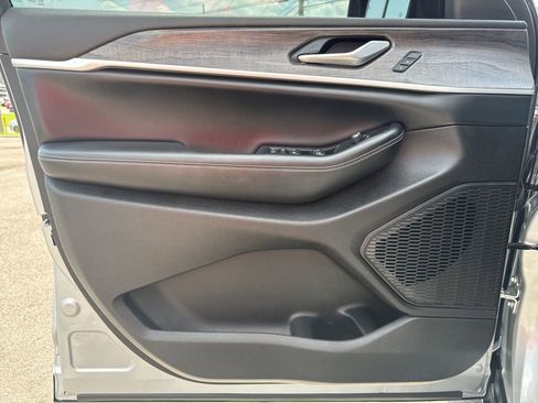 Used 2024 Jeep Grand Cherokee Limited w/ Black Appearance Package image 31