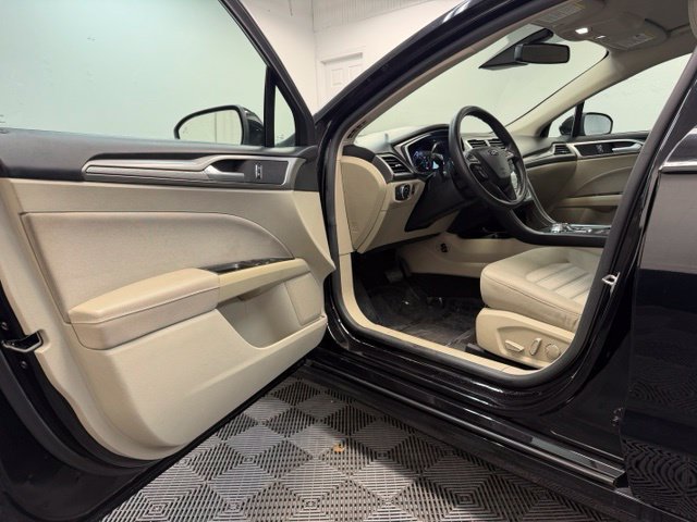 Used 2019 Ford Fusion SE FWD image 11
