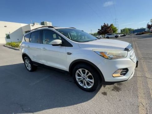 Used 2017 Ford Escape SE AWD/4WD image 2