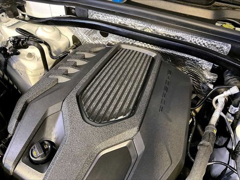 Used 2024 Porsche Macan AWD/4WD image 33