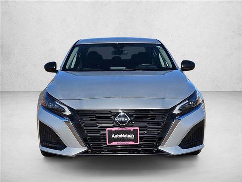 Used 2024 Nissan Altima 2.5 SV image 2