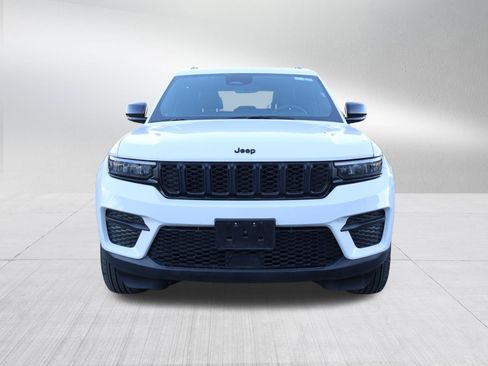 Used 2025 Jeep Grand Cherokee Altitude image 2