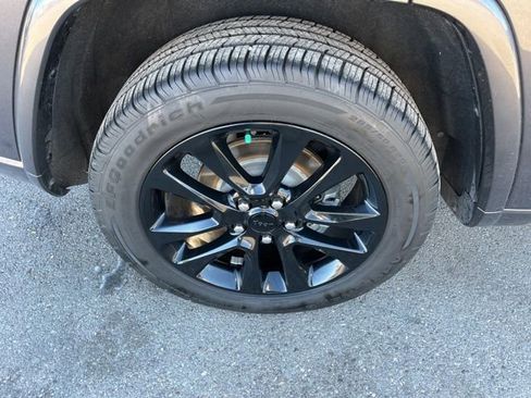 Used 2017 Jeep Grand Cherokee Altitude image 16