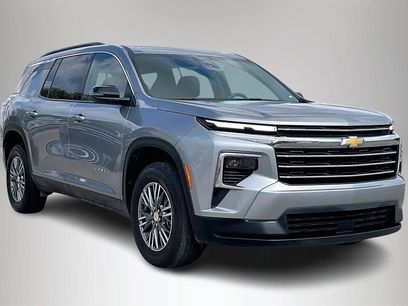 Used 2025 Chevrolet Traverse LT