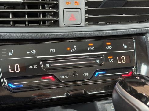 Used 2025 Volkswagen Jetta SE FWD image 18