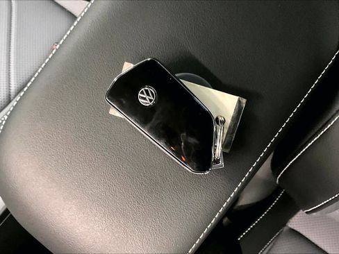 Used 2025 Volkswagen Tiguan SE image 14