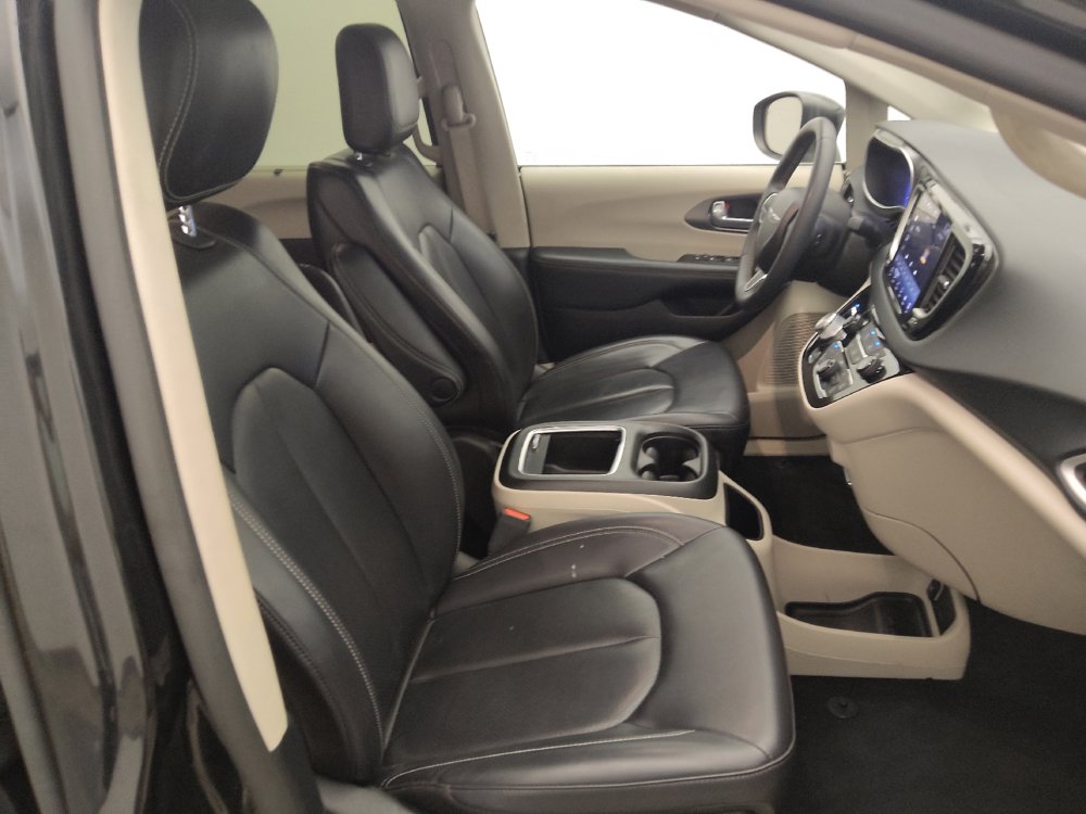 Used 2023 Chrysler Pacifica Touring-L FWD image 21