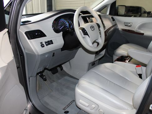 Used 2014 Toyota Sienna XLE FWD image 10