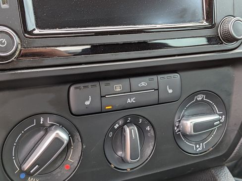 Used 2017 Volkswagen Jetta SE FWD image 30