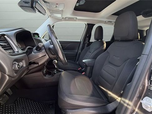 Used 2016 Jeep Renegade Latitude image 9