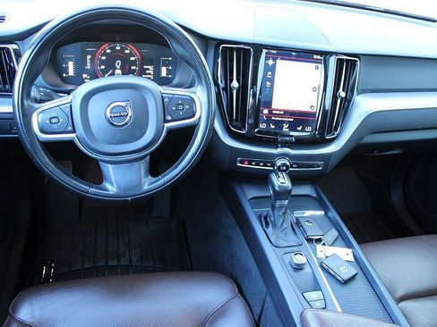 Used 2018 Volvo XC60 T5 Momentum w/ Vision Package image 15