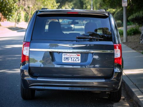 Used 2013 Chrysler Town & Country Touring-L w/ Driver Convenience Group FWD image 5