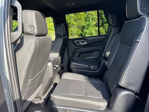 Used 2024 GMC Yukon SLT w/ SLT Luxury Package AWD/4WD image 7