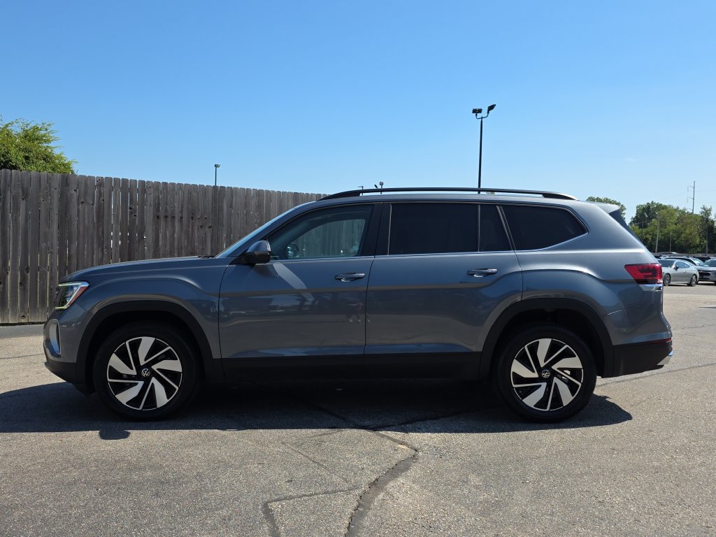 Used 2025 Volkswagen Atlas SE AWD/4WD image 2