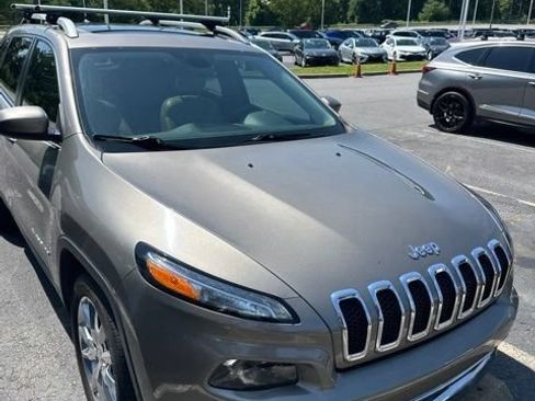 Used 2017 Jeep Cherokee Limited FWD image 3