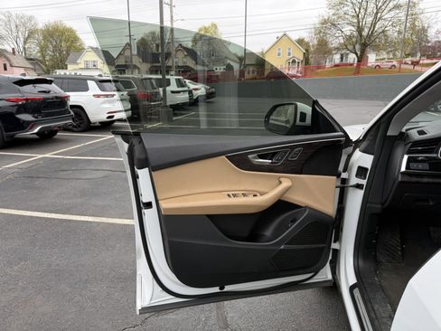 Used 2019 Audi Q8 Premium Plus w/ Premium Plus AWD/4WD image 5