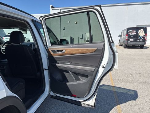 Used 2025 Volkswagen Atlas SE image 14