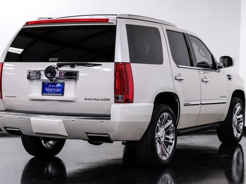 Used 2013 Cadillac Escalade Platinum RWD image 10