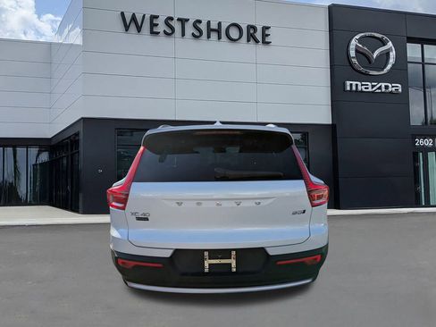 Used 2023 Volvo XC40 B5 Plus image 4