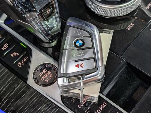 Used 2022 BMW X7 M50i w/ Dynamic Handling Package image 29