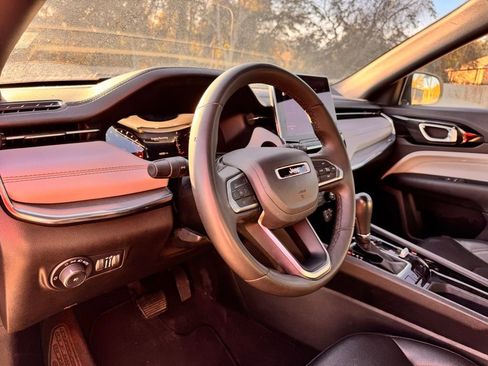 Used 2024 Jeep Compass Limited image 18