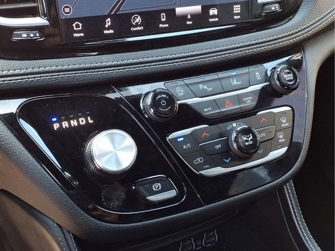 Used 2025 Chrysler Pacifica Limited FWD image 5