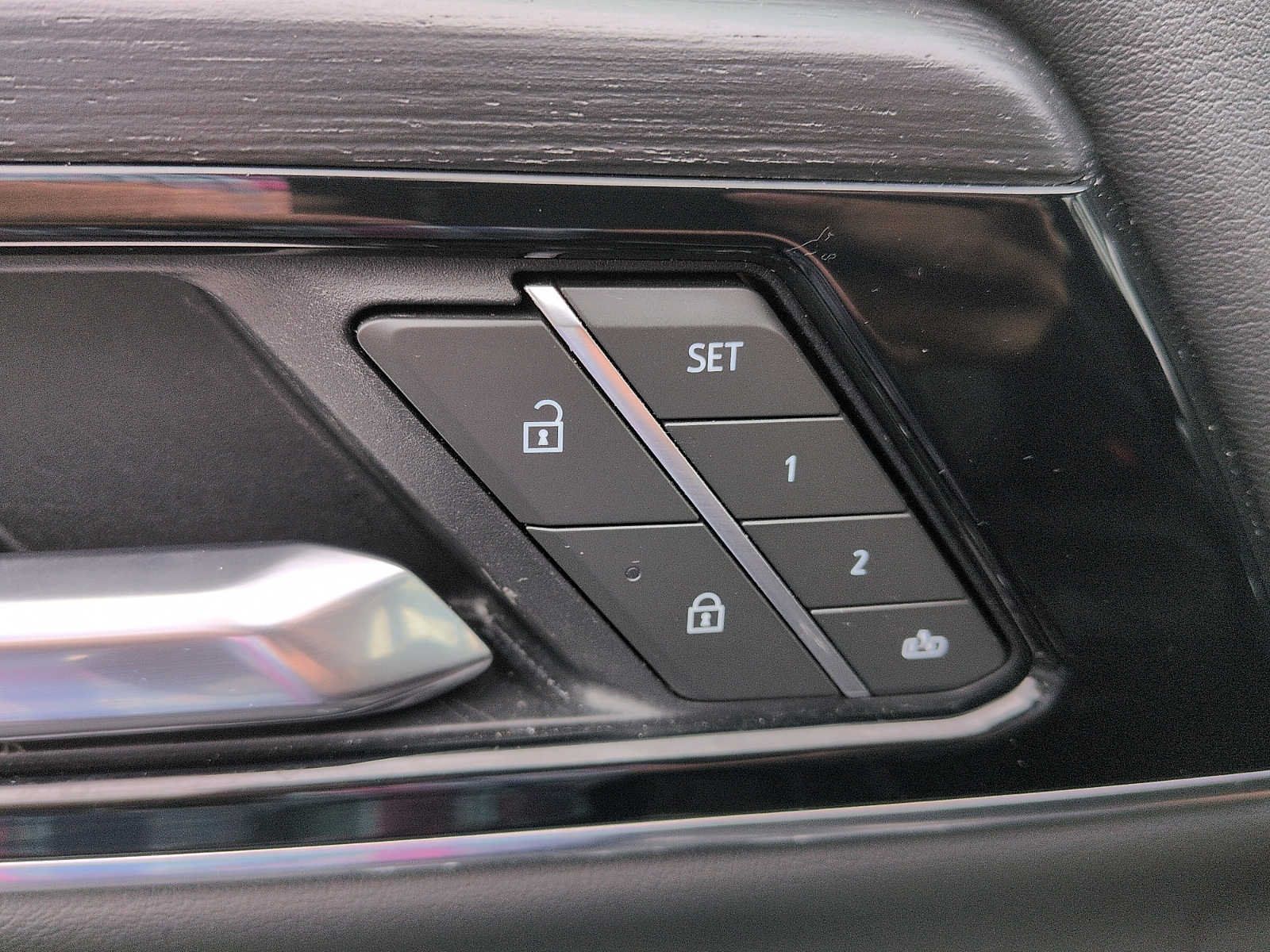 Used 2025 GMC Yukon XL Denali AWD/4WD image 14