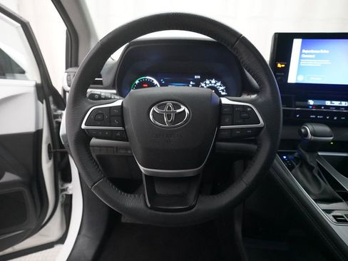 Used 2025 Toyota Sienna XLE FWD image 4