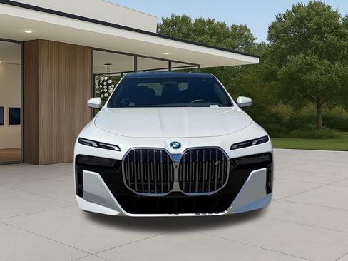 Used 2023 BMW i7 xDrive60 AWD/4WD image 4