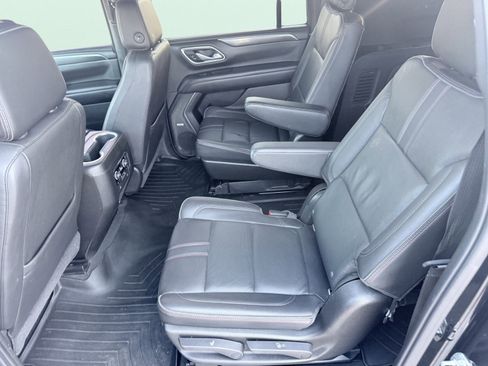 Used 2021 Chevrolet Suburban RST w/ Luxury Package image 18