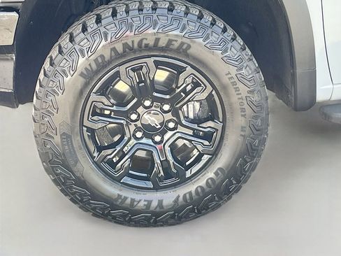 Used 2024 Chevrolet Silverado 1500 ZR2 w/ Technology Package image 34