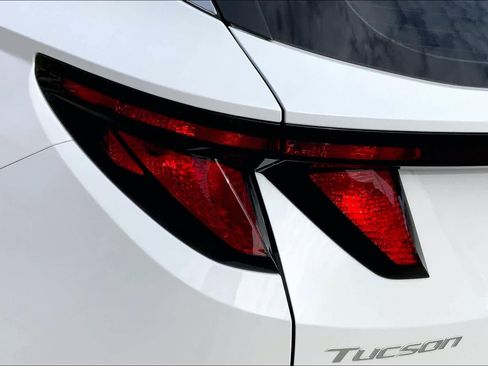 Certified 2025 Hyundai Tucson SE image 28