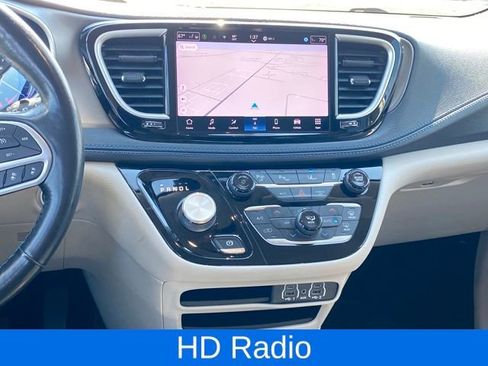 Used 2021 Chrysler Pacifica Touring-L image 11