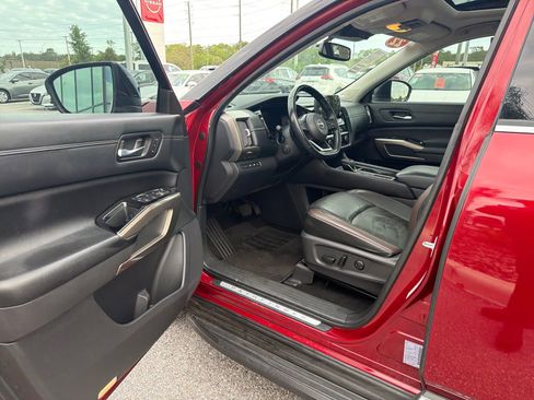Used 2022 Nissan Pathfinder Platinum w/ Cargo Package FWD image 13