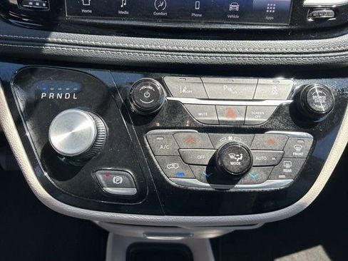 Used 2023 Chrysler Pacifica Touring-L FWD image 32