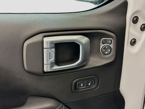 Used 2022 Jeep Wrangler Unlimited Sahara AWD/4WD image 15