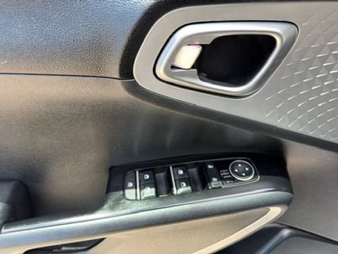 Used 2023 Kia Soul LX w/ LX Technology Package FWD image 17