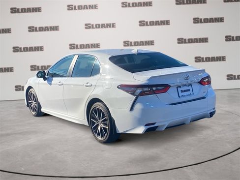 Used 2022 Toyota Camry SE image 3
