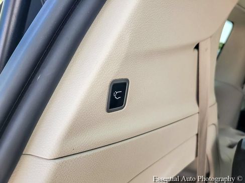 Used 2023 Chrysler Pacifica Touring-L FWD image 27