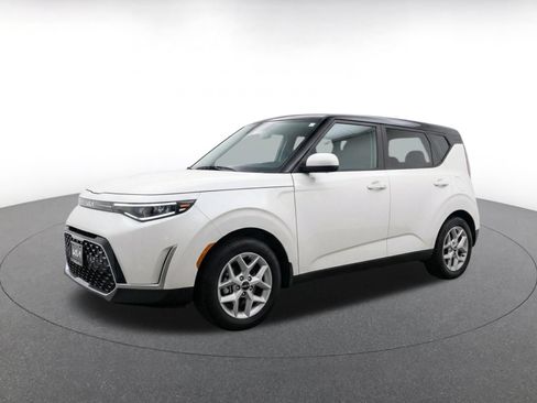 Used 2025 Kia Soul LX w/ LX Technology Package FWD image 3