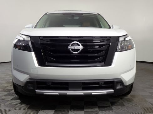 New 2025 Nissan Pathfinder Platinum image 17