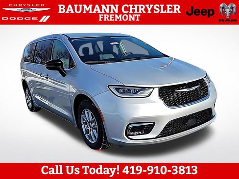 Used 2024 Chrysler Pacifica Touring-L FWD image 1