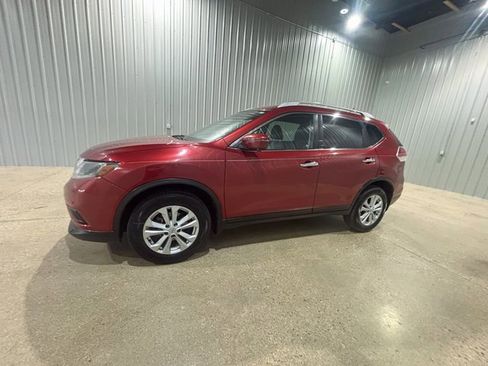 Used 2016 Nissan Rogue SV image 2