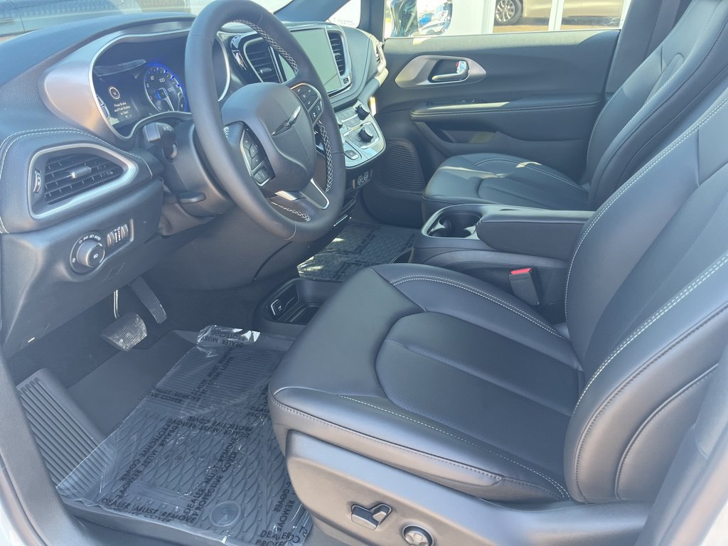 New 2025 Chrysler Pacifica Select AWD/4WD image 11