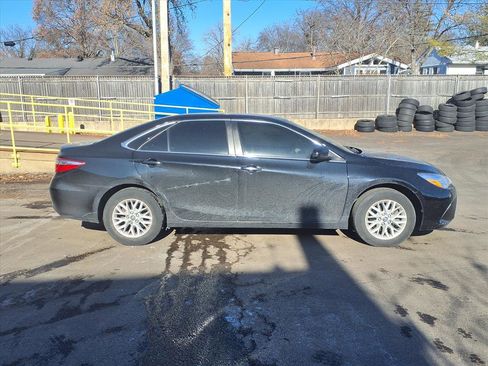 Used 2017 Toyota Camry LE image 2