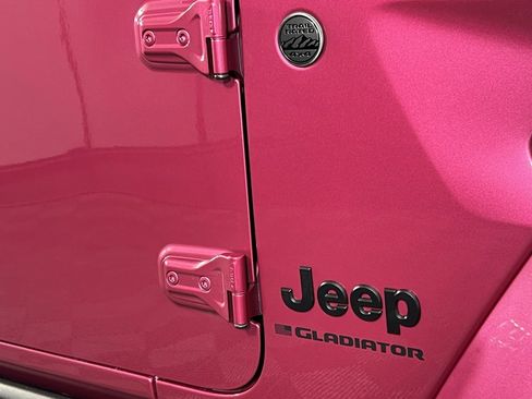 Used 2024 Jeep Gladiator Sport image 12