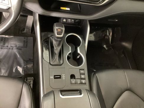 Used 2025 Toyota Highlander XLE AWD/4WD image 18