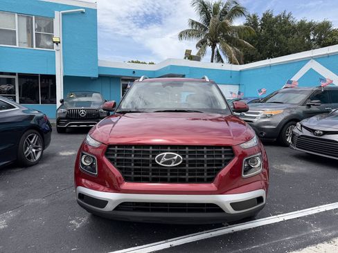 Used 2024 Hyundai Venue Limited FWD image 2