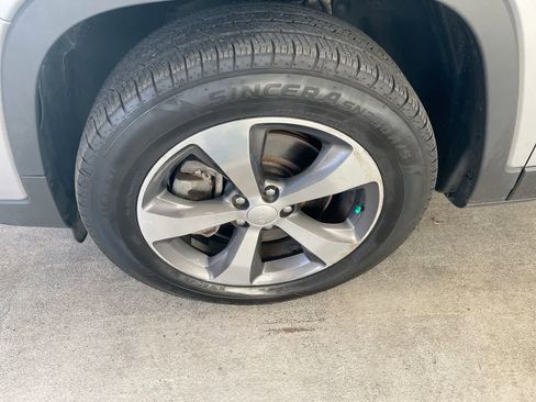 Used 2019 Jeep Cherokee Limited image 10